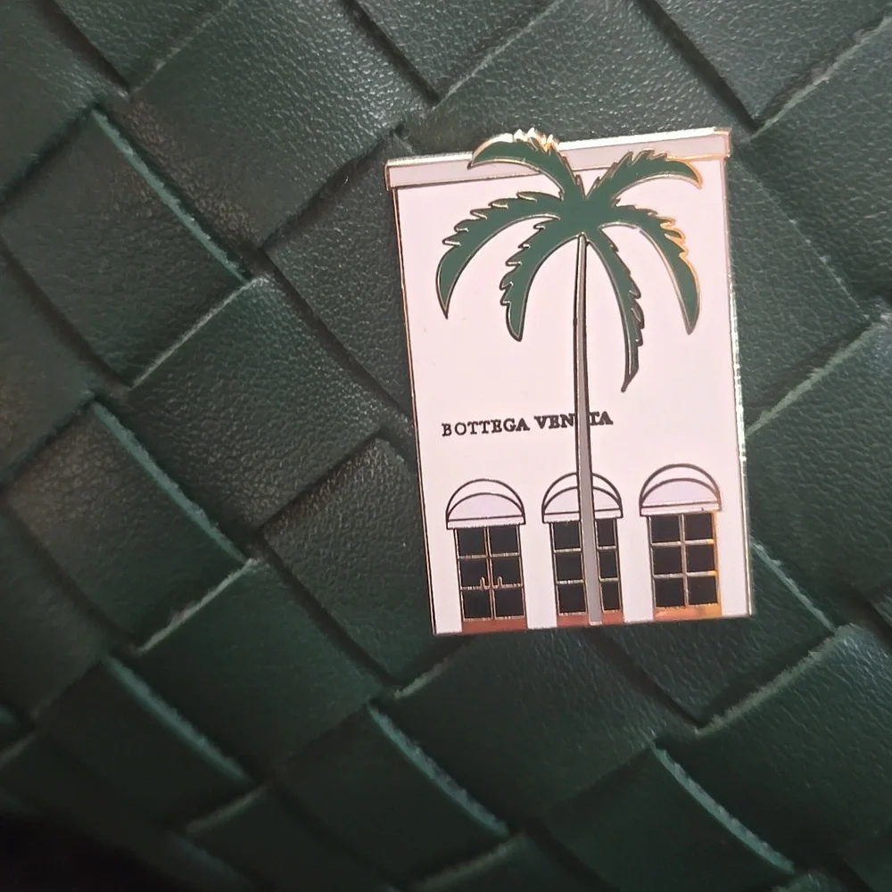 Macy's NWT  Green Hand tote with auth Bottega Veneta Pins - Picture 6 of 12